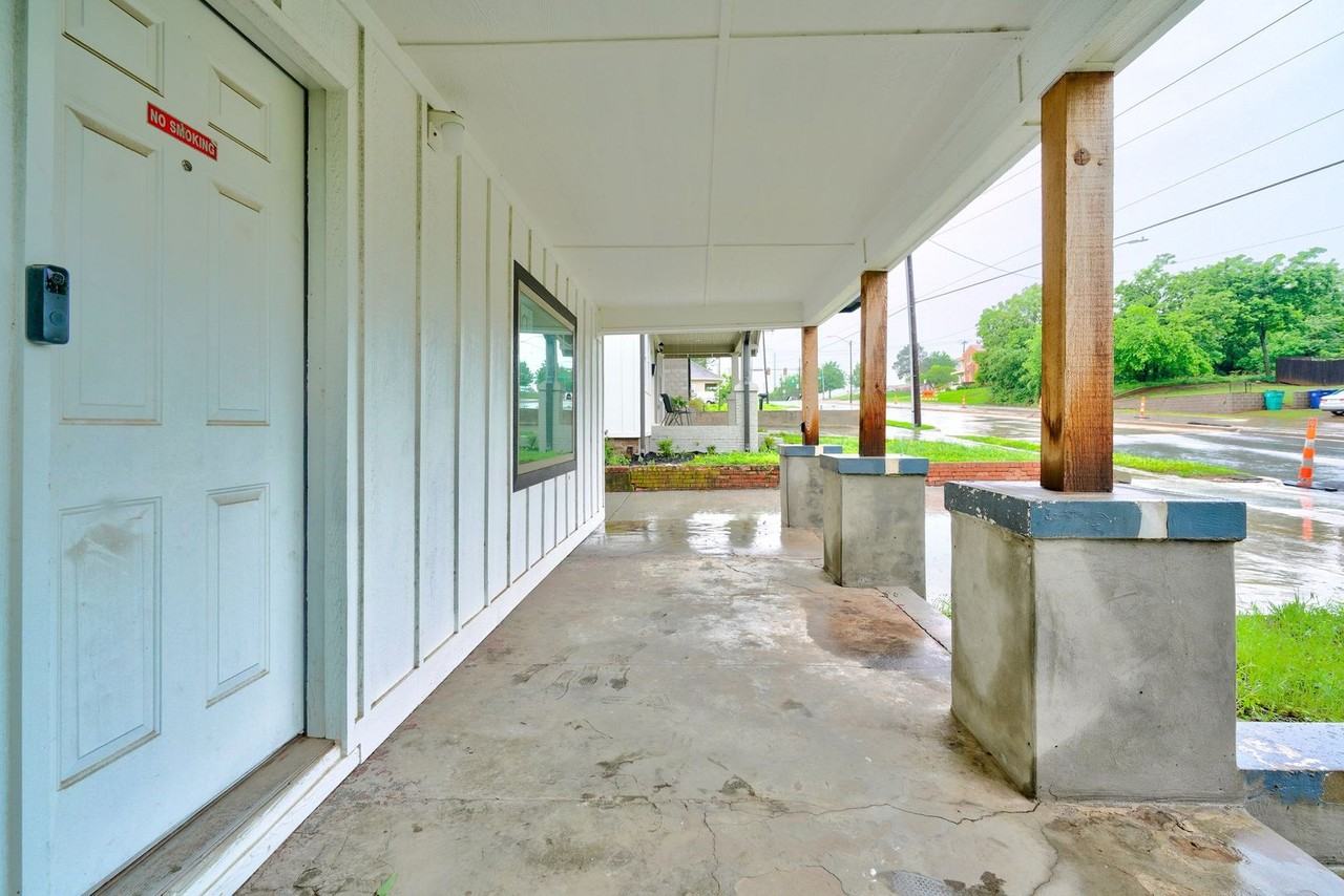 1328 Ne 8th St - Photo 3 of 45