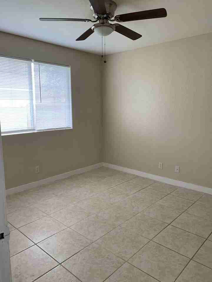203 Hunters Ln - Photo 2 of 9