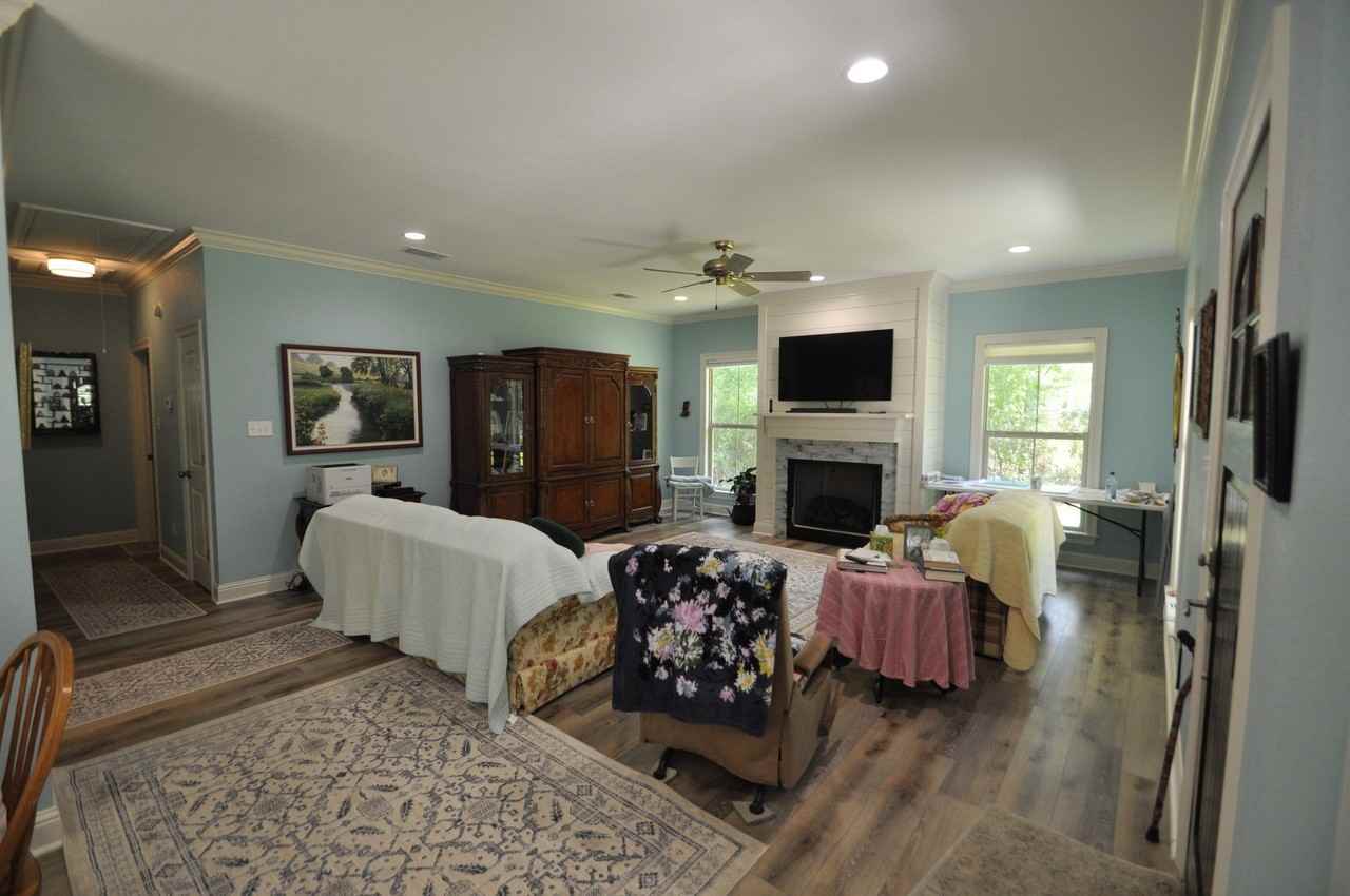 135 E Twin Oaks Ln - Photo 2 of 12