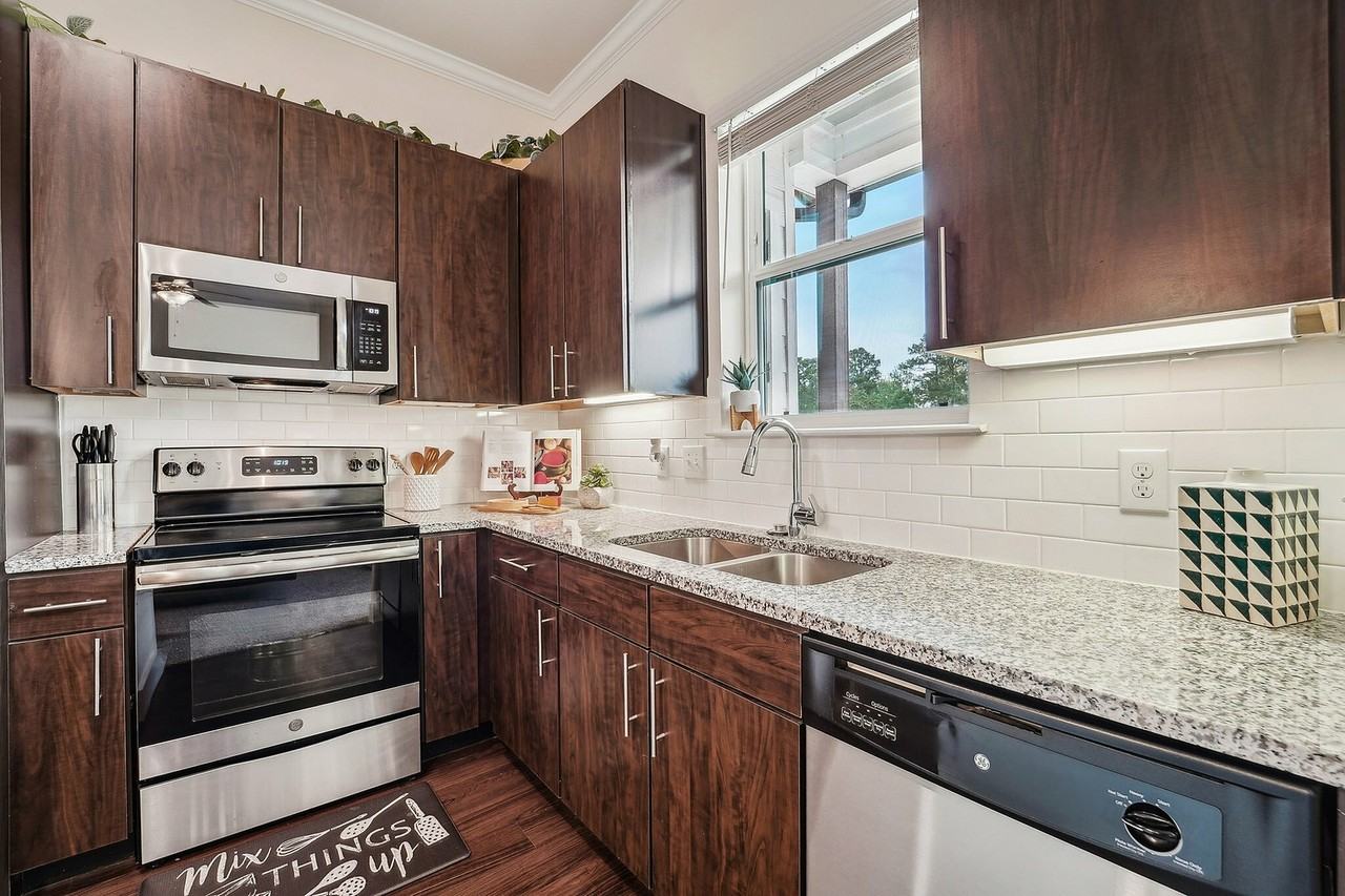 Ivy Point Kingwood - Photo 5 of 32