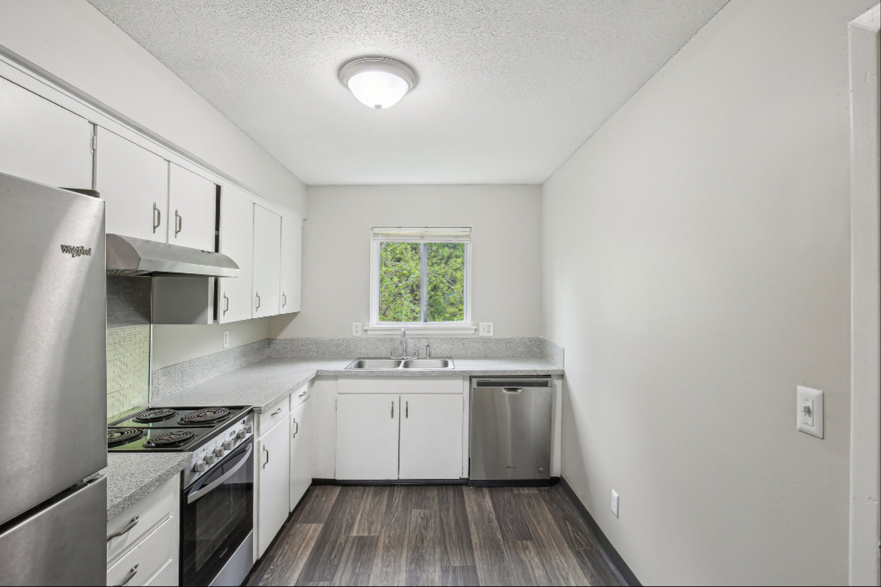 Broadway Ridge Apartments - Photo 4 of 25