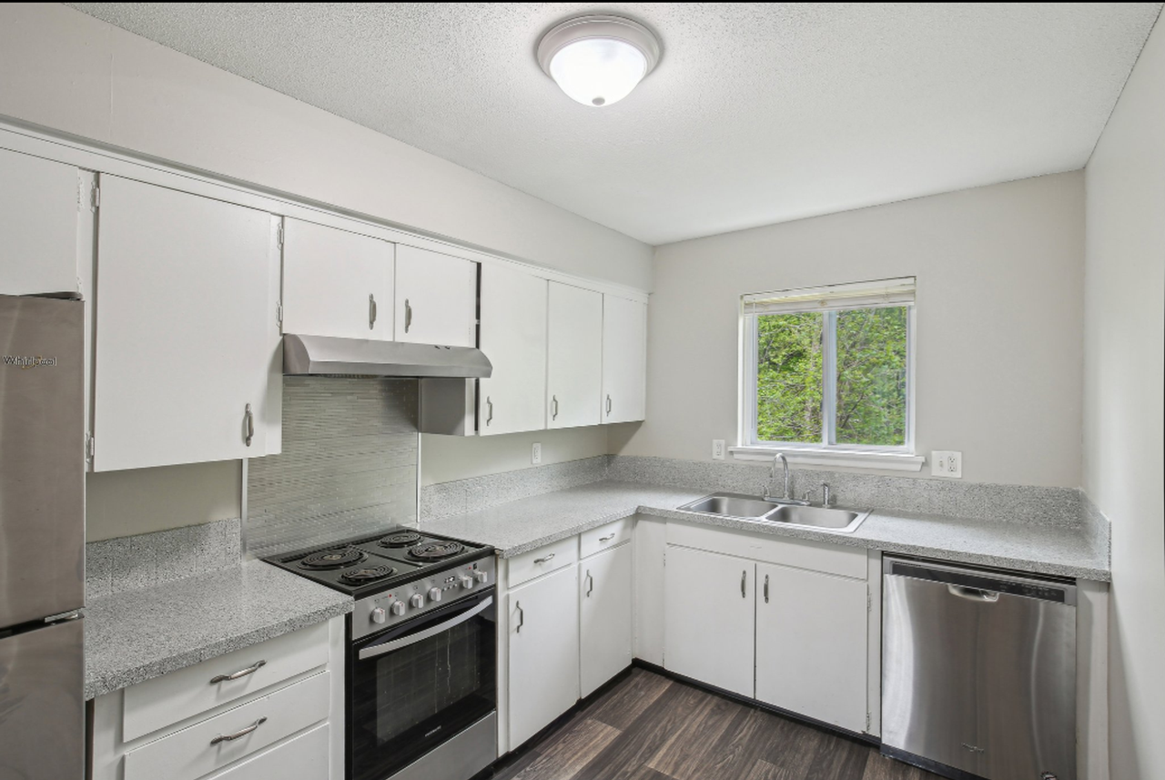 Broadway Ridge Apartments - Photo 3 of 25
