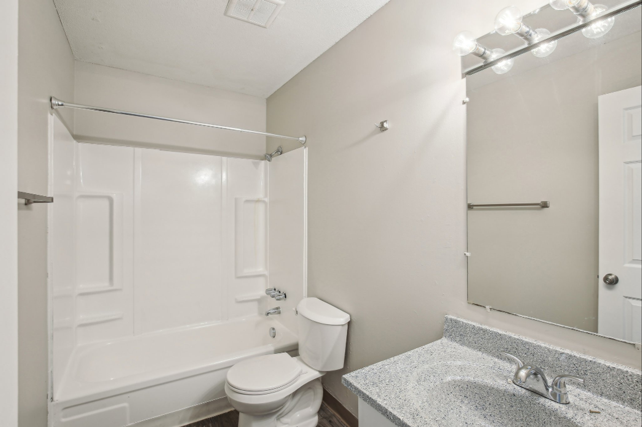 Broadway Ridge Apartments - Photo 4 of 25