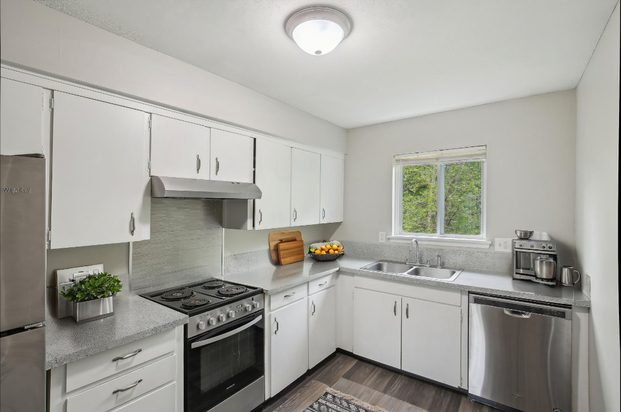 Broadway Ridge Apartments - Photo 3 of 25