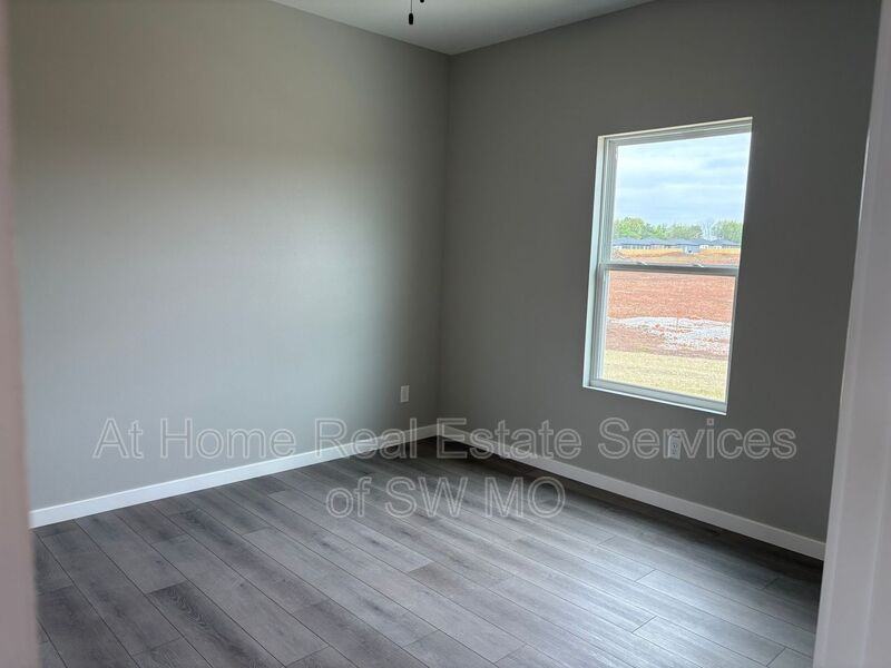 1331 S Shayla Ave - Photo 6 of 8