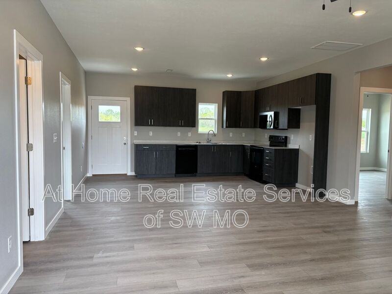 1331 S Shayla Ave - Photo 7 of 8