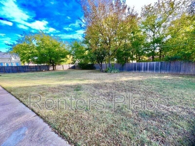 2233 N Denver Blvd - Photo 2 of 20