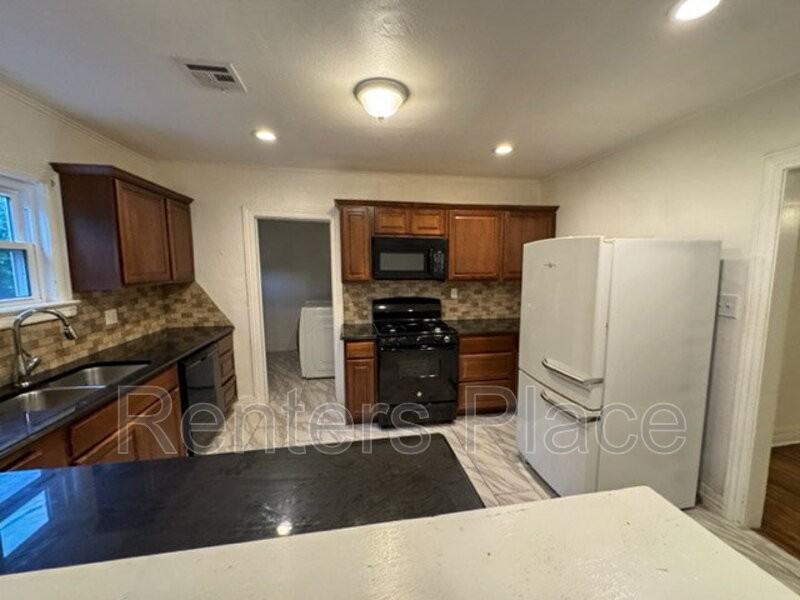 2233 N Denver Blvd - Photo 6 of 20