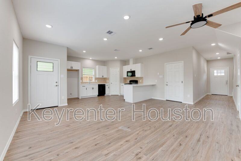 8202 Homewood Ln #E - Photo 6 of 35