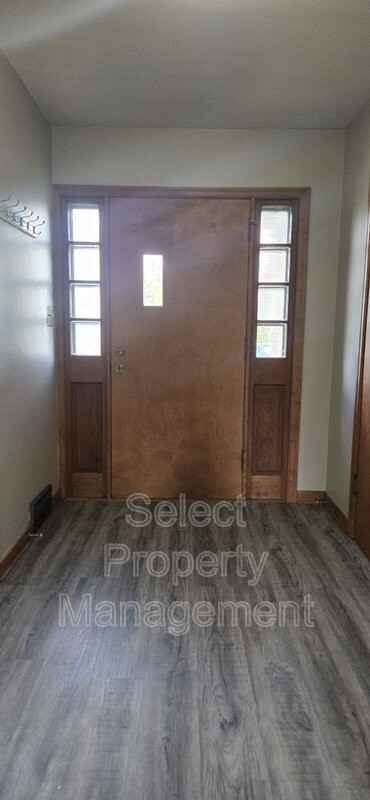 7611 Aboite Center Rd - Photo 5 of 26