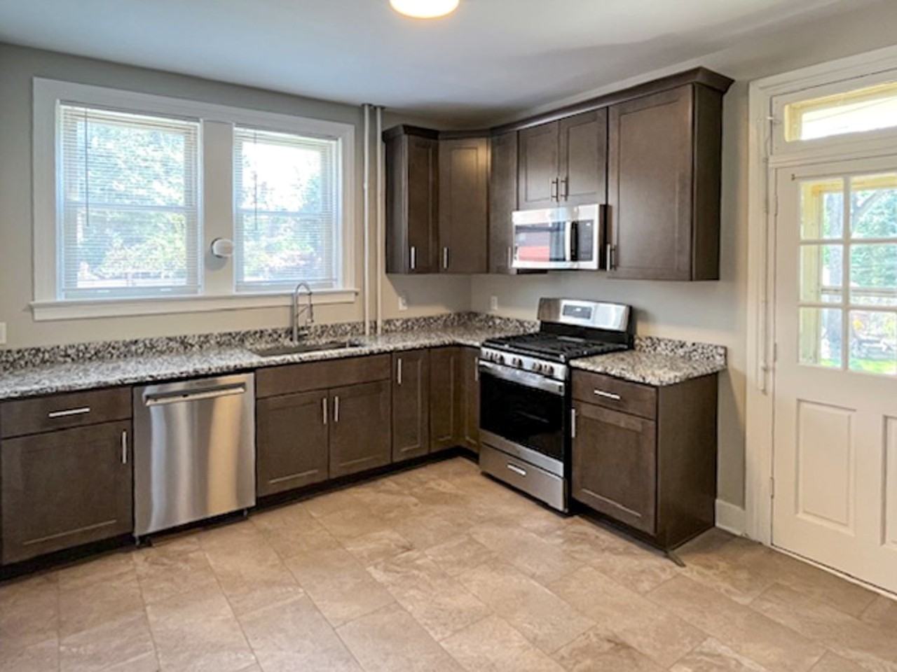 822 S Duke St - Photo 2 of 23