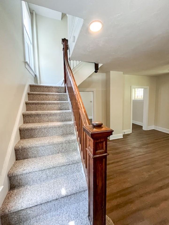 822 S Duke St - Photo 5 of 23