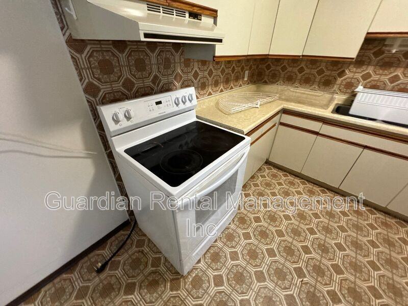 39 Kingsway Dr W #3 - Photo 4 of 22