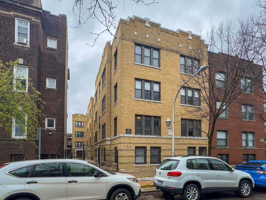 837 W Cornelia Ave #1N