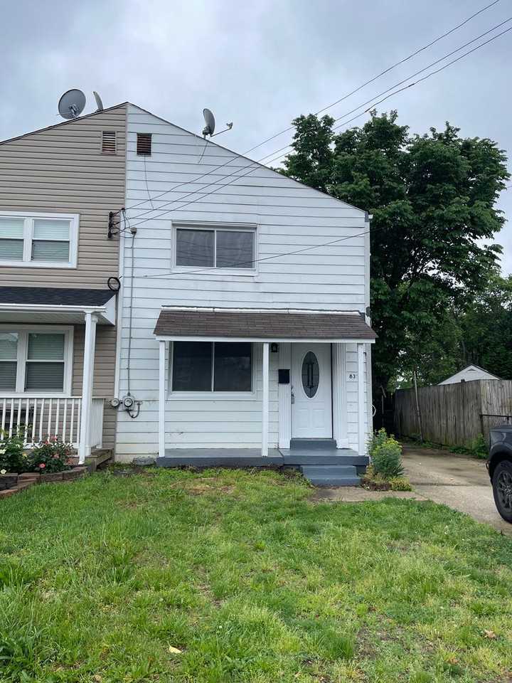 833 S Harrison St - Photo 2 of 14