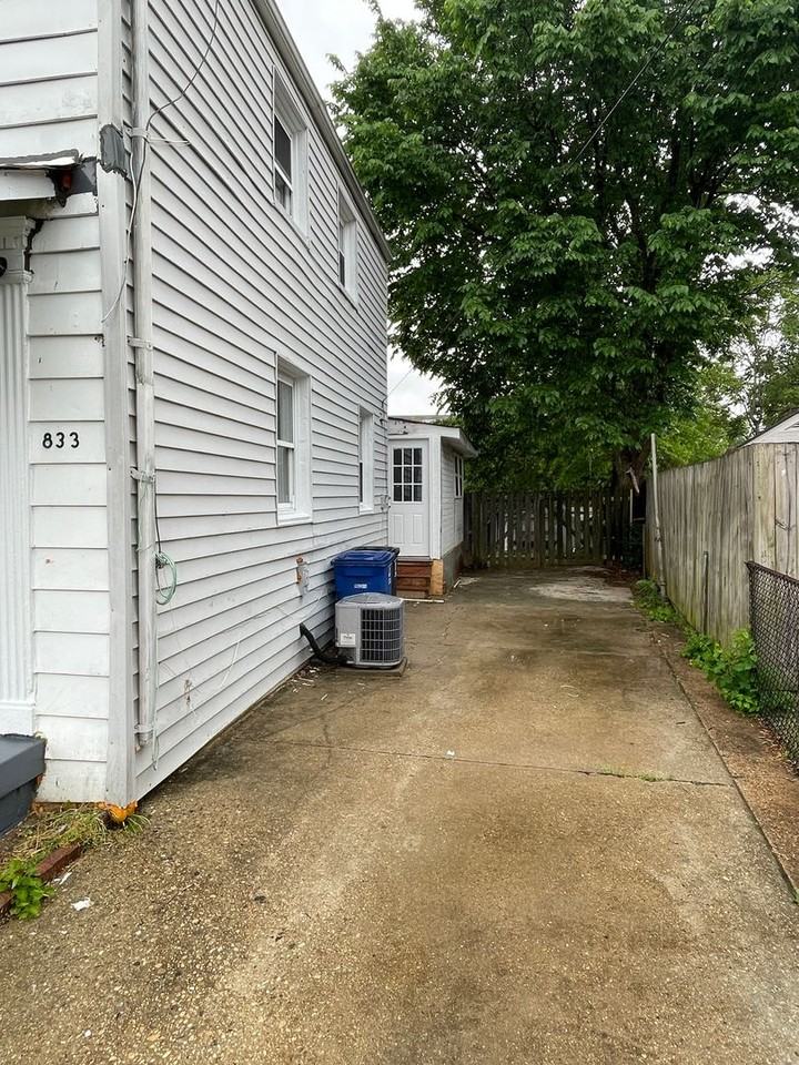 833 S Harrison St - Photo 3 of 14