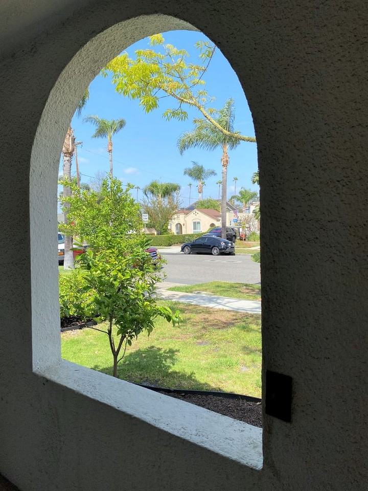 1110 S Ross St - Photo 2 of 25