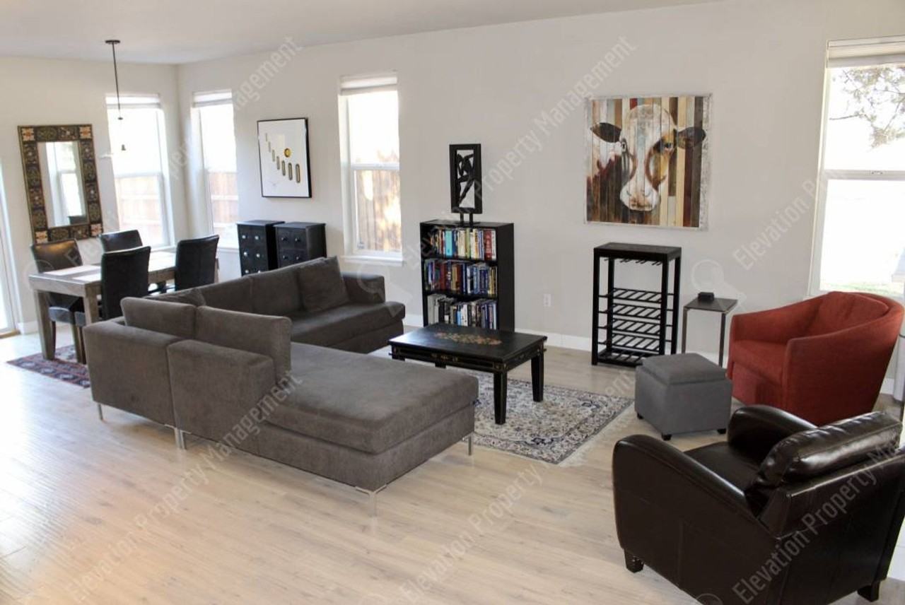 108 Sw Taft Ave - Photo 6 of 19