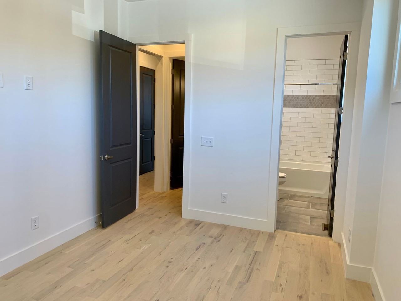 523 Fatherland St - Photo 7 of 27