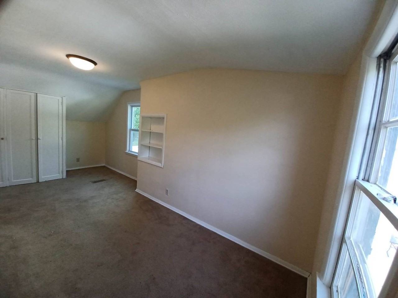 915 Peter Ave - Photo 2 of 9