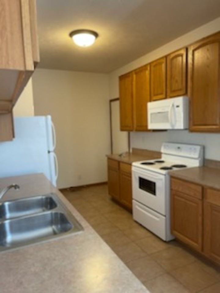 2519 Sandhutton Ave - Photo 4 of 11