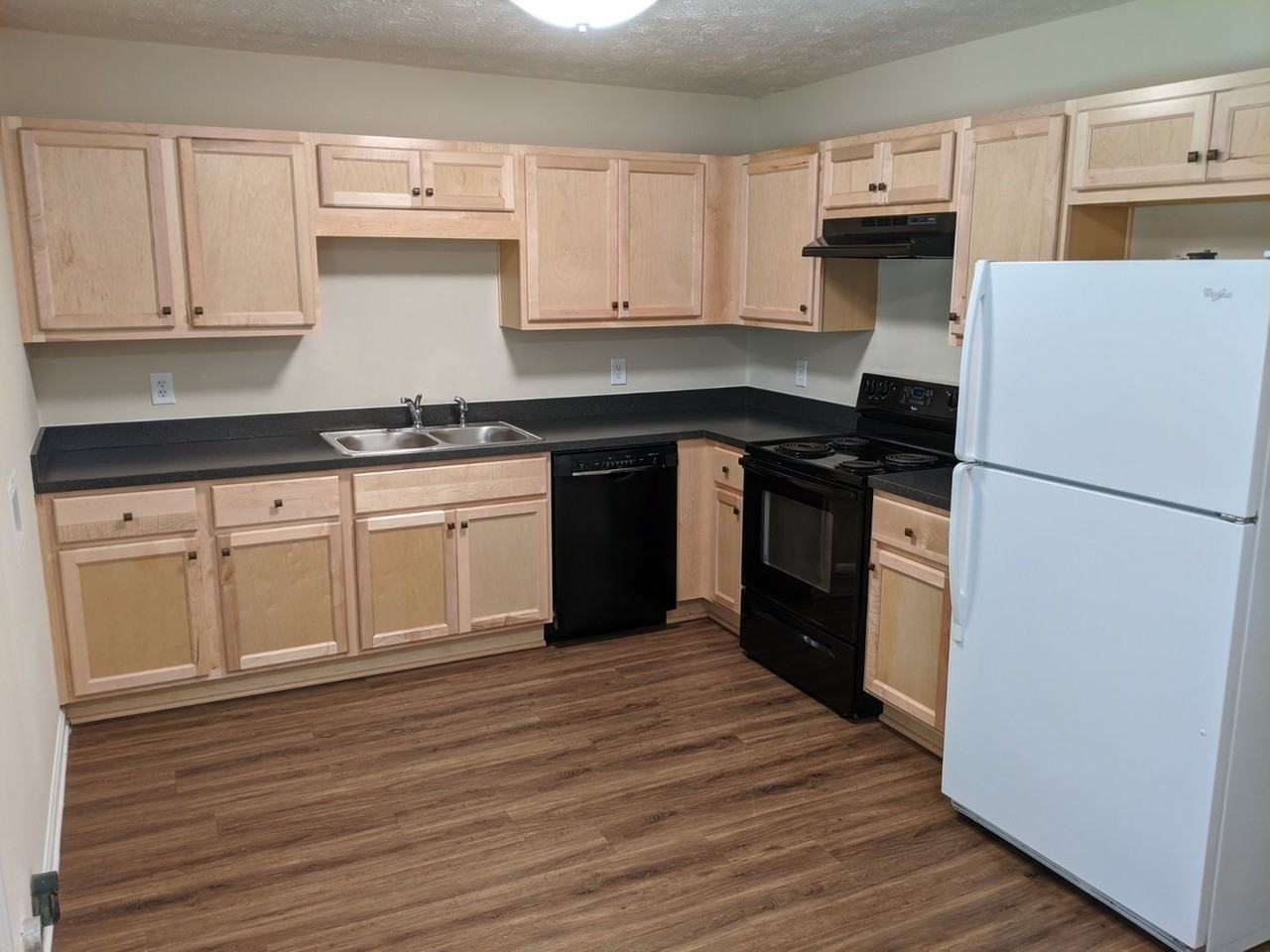 661 Maplewood Ln - Photo 2 of 7