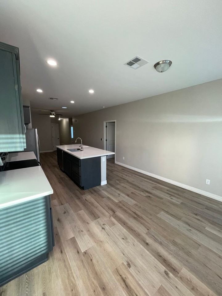 247 E Crane St - Photo 3 of 13