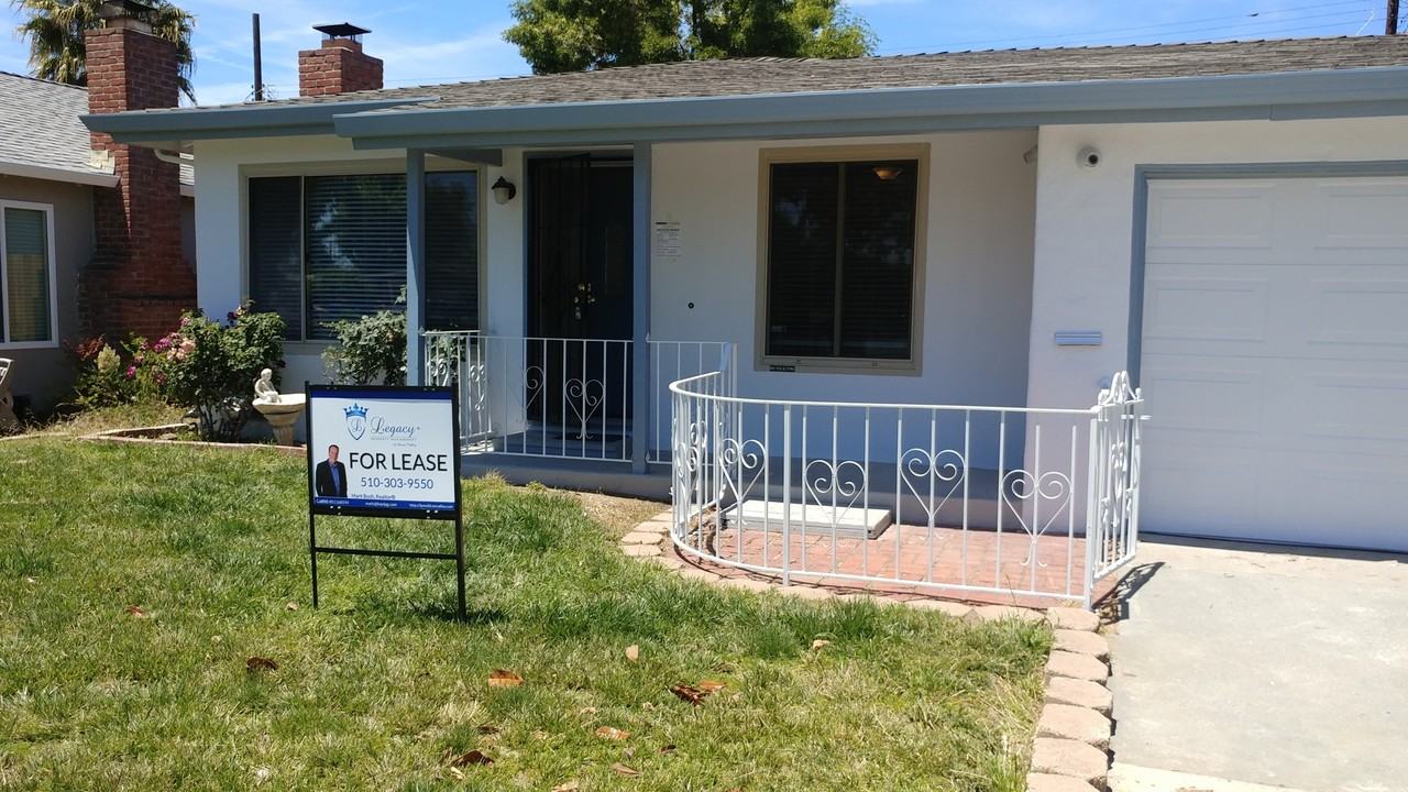 3315 Pepper Tree Ln - Photo 2 of 48