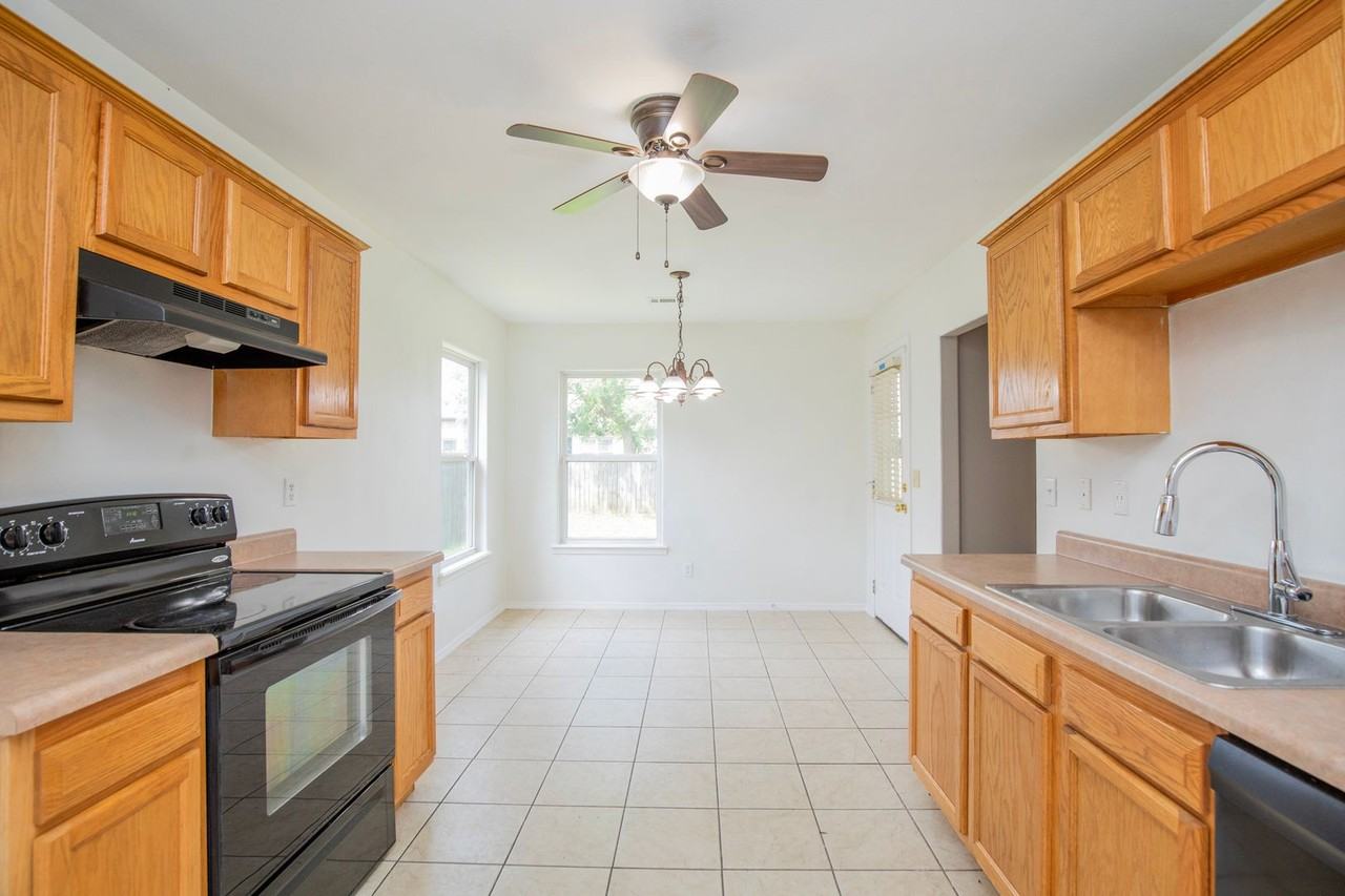 902 Sw Sandrock Rd - Photo 3 of 22