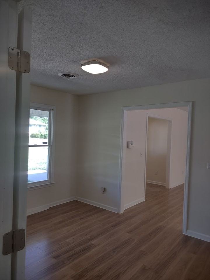 643 Folkstone Rd - Photo 5 of 26