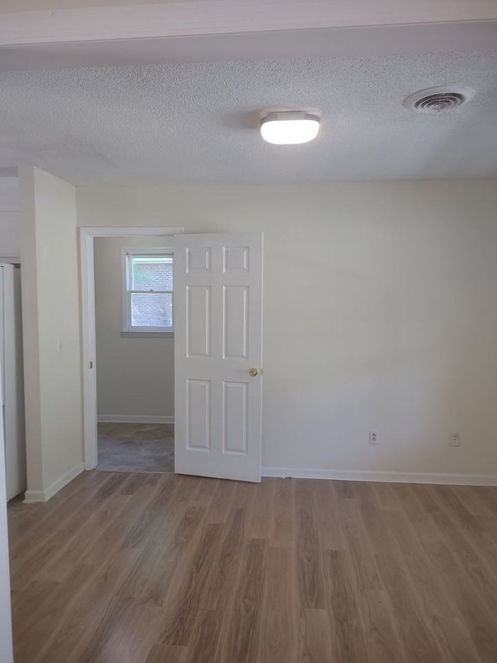 643 Folkstone Rd - Photo 6 of 26