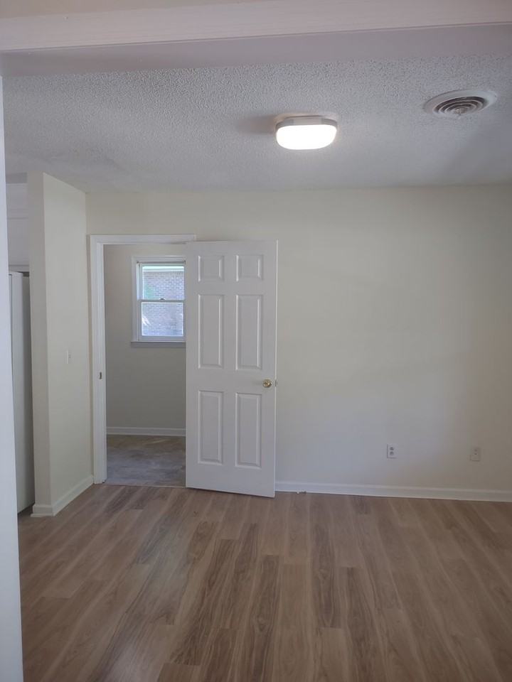 643 Folkstone Rd - Photo 7 of 26