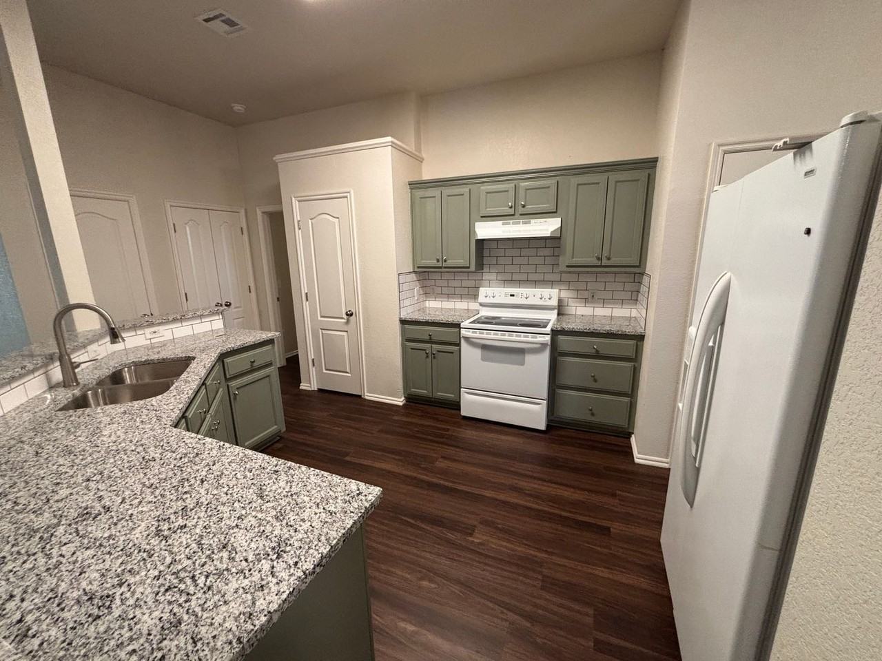 912 Cavecreek St - Photo 4 of 15