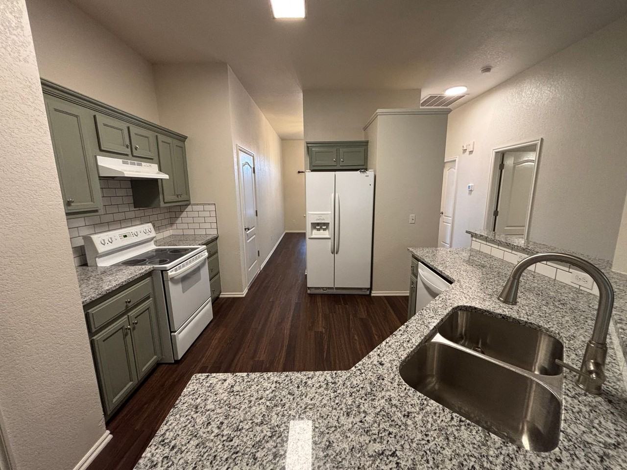 912 Cavecreek St - Photo 5 of 15