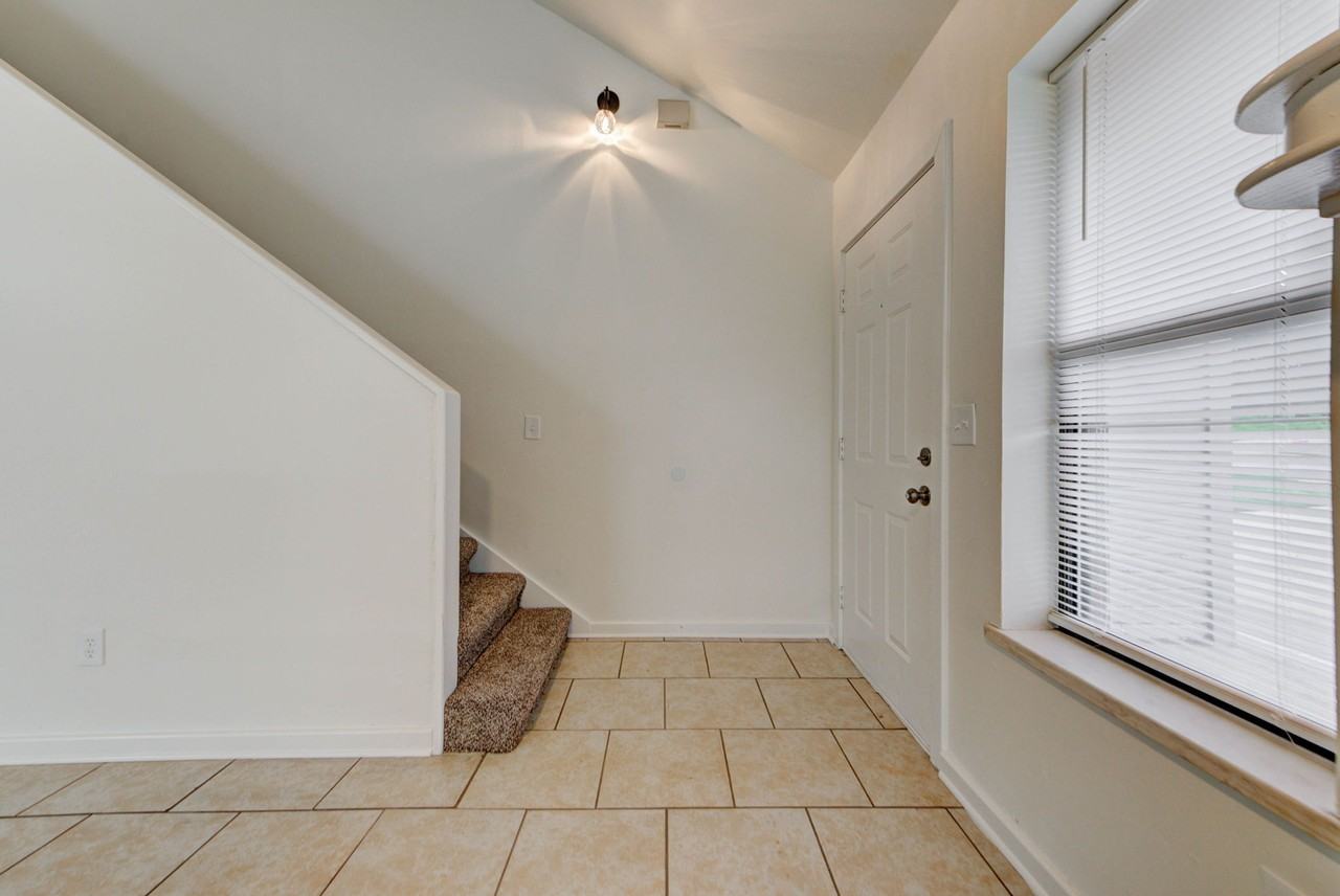 4204 Fort Drive - Photo 5 of 31