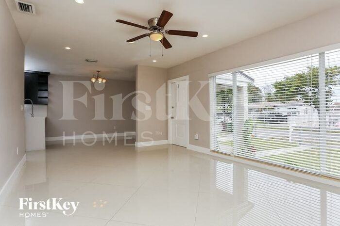 320 W 62nd St - Photo 3 of 15