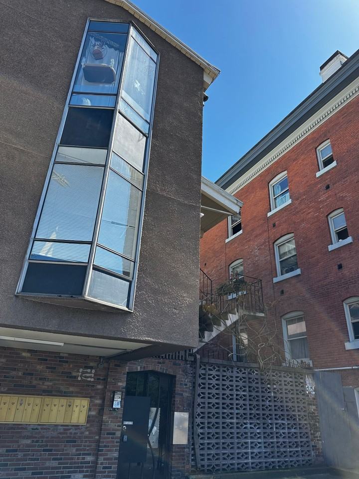 Summit Apartments @ Capitol Hill - Photo 2 of 5