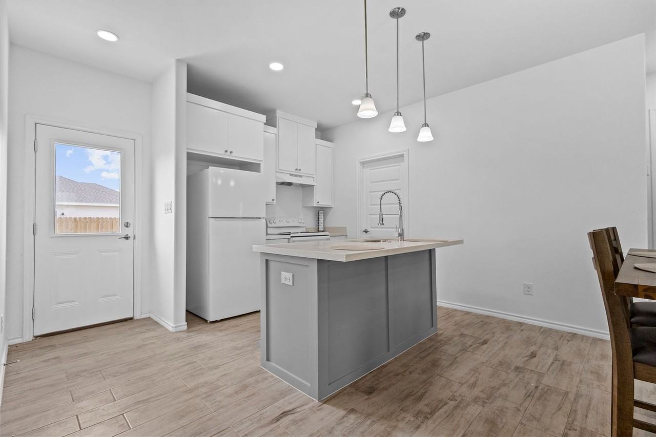 426 Arroyo Ln - Photo 6 of 14