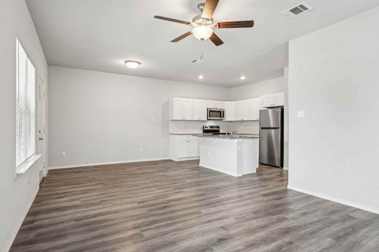 531 Cooper Ln - Photo 3 of 33