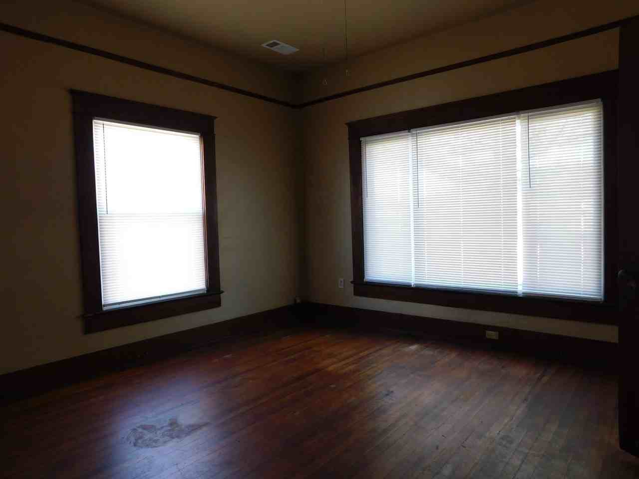 1525 N Greenwood Ave - Photo 3 of 9
