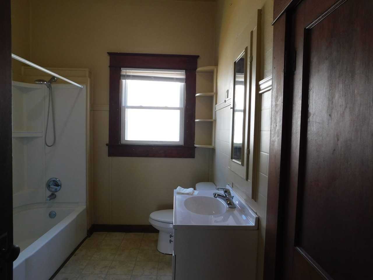 1525 N Greenwood Ave - Photo 4 of 9