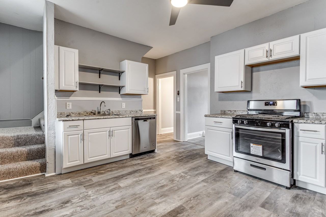 202 Meredith St - Photo 2 of 11