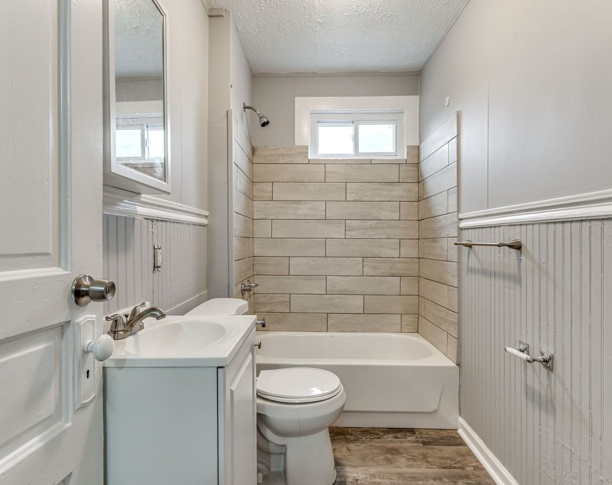 202 Meredith St - Photo 3 of 11