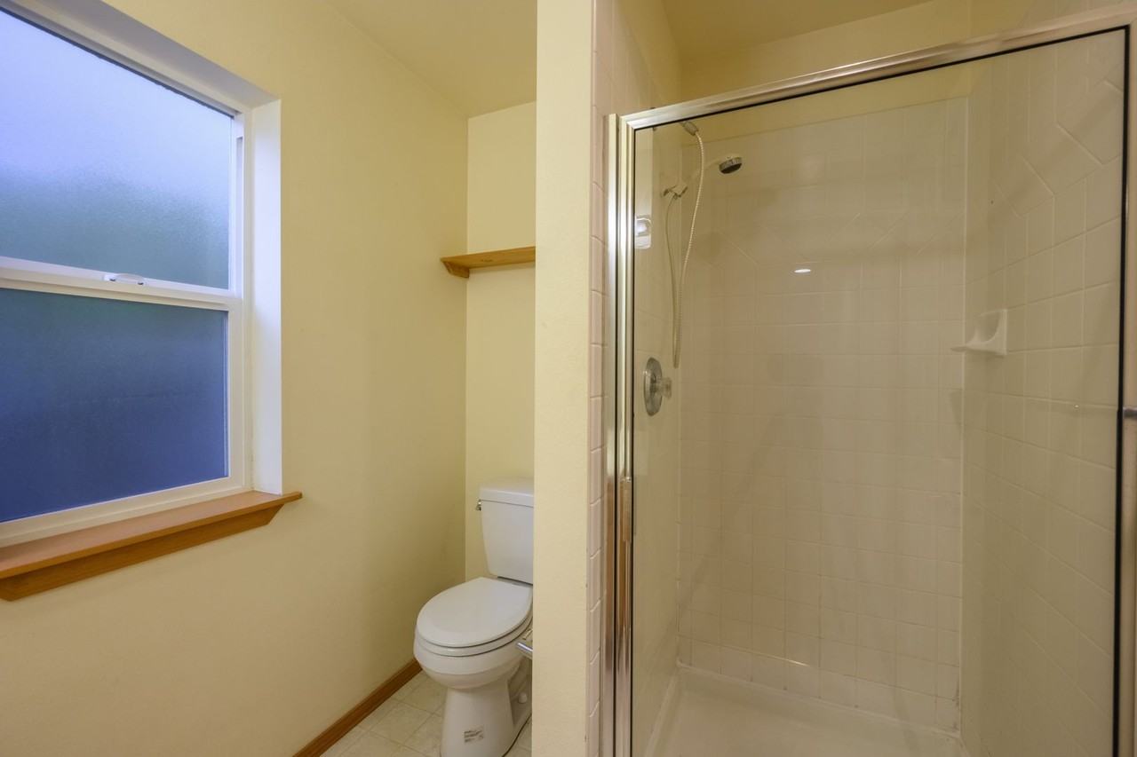 12049 32nd Ave Ne - Photo 5 of 24