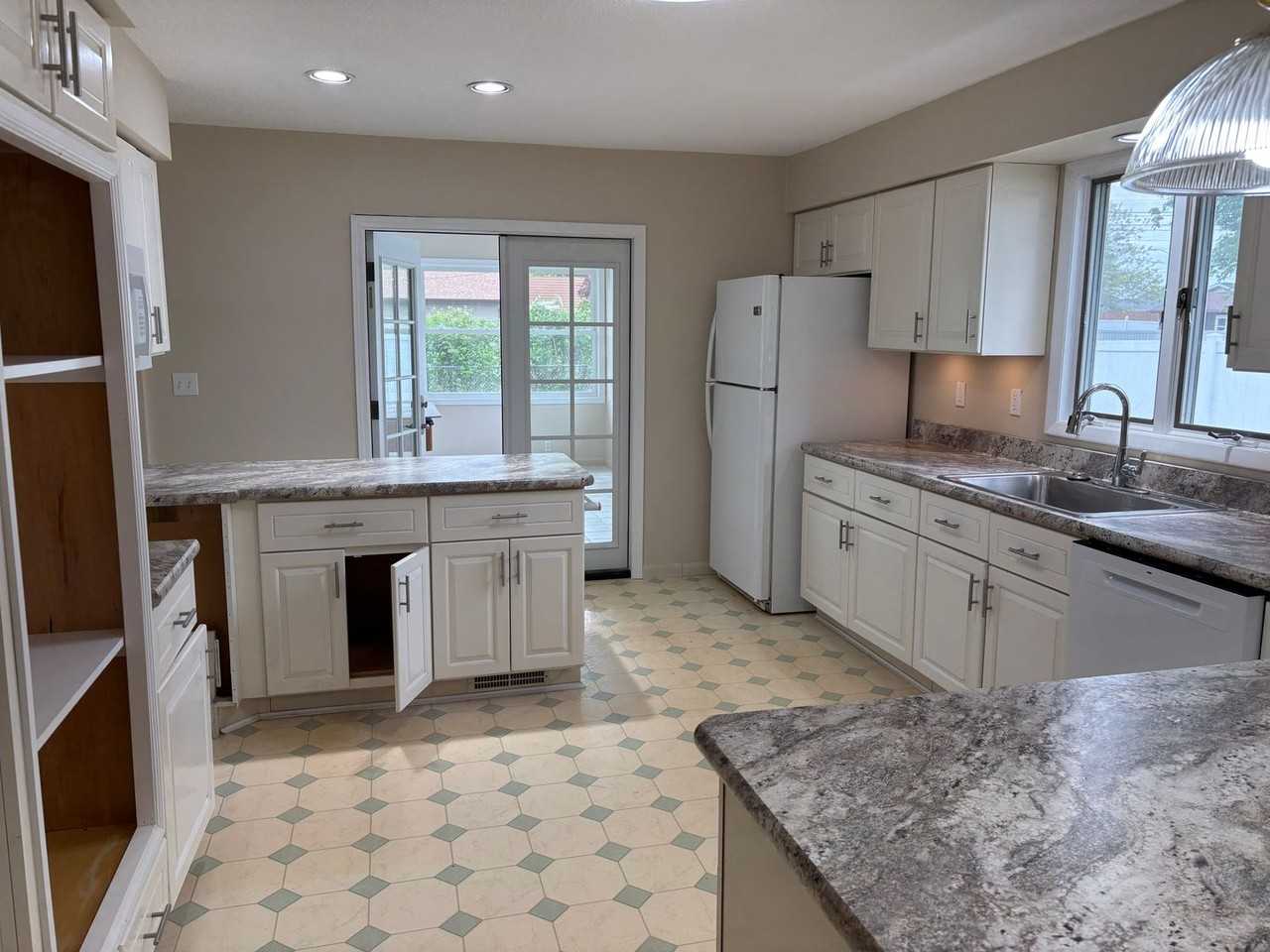 1423 Rosehill Ave - Photo 3 of 15