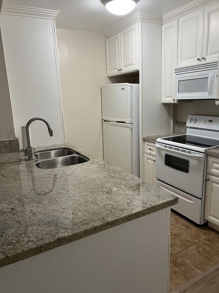 8650 Gulana Ave - Photo 5 of 25
