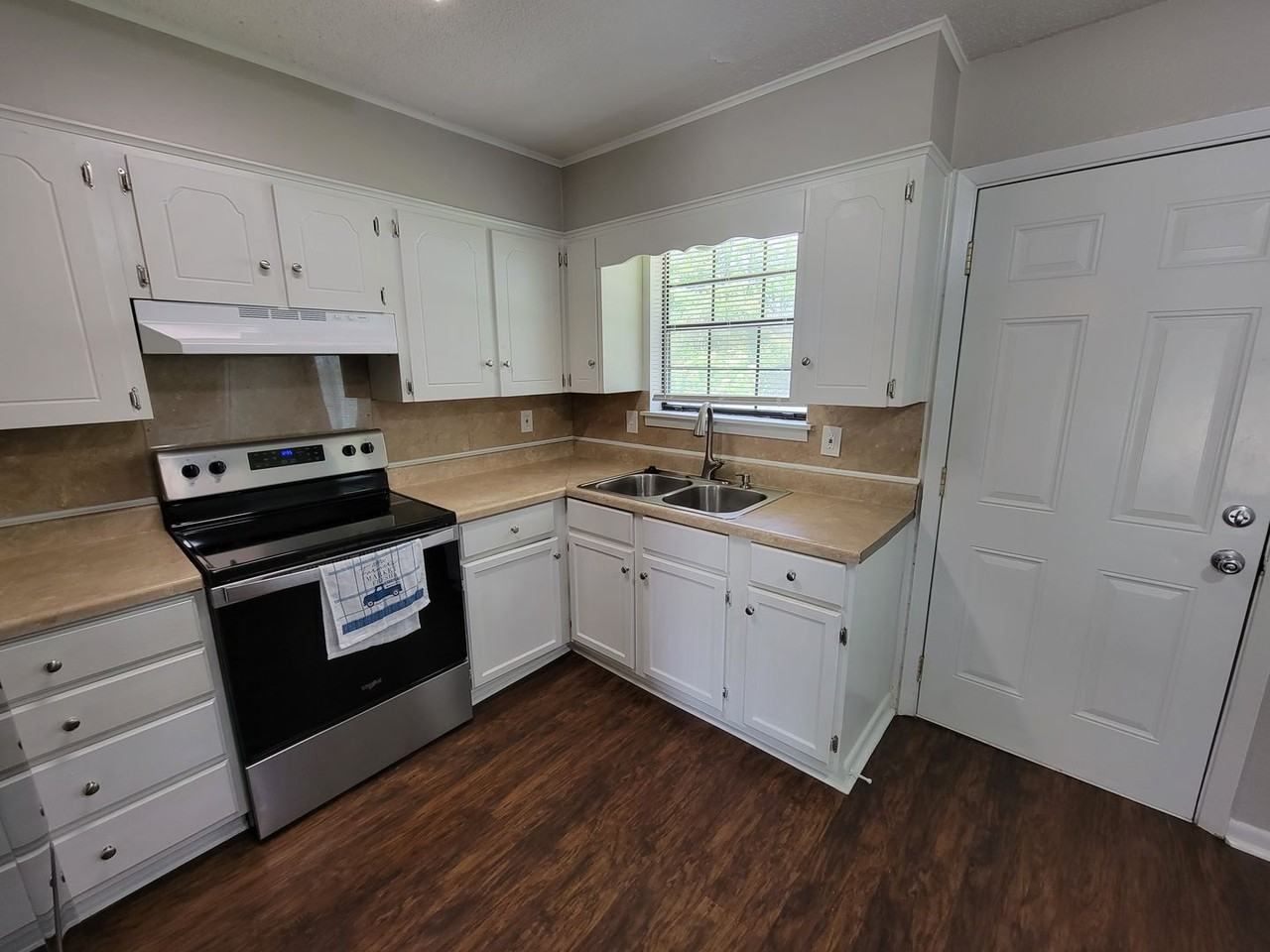 1900 Kelly Dr - Photo 5 of 9