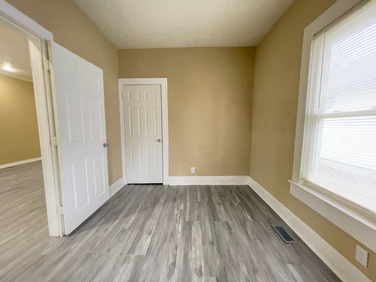 722 S Hackley St - Photo 2 of 18