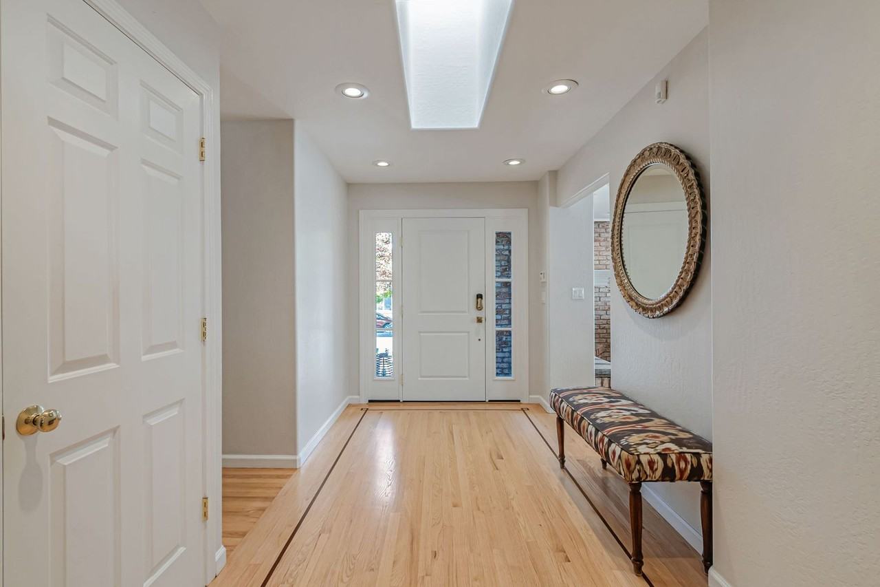 6899 Hampton Dr - Photo 3 of 23