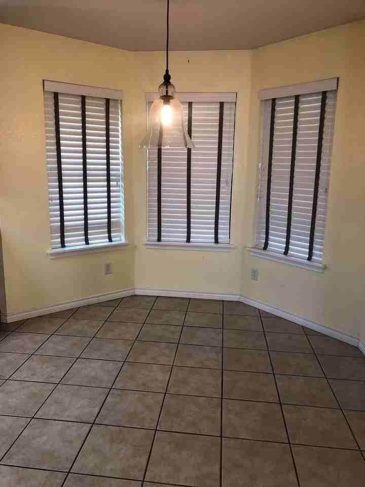 1341 Princeton St - Photo 4 of 11